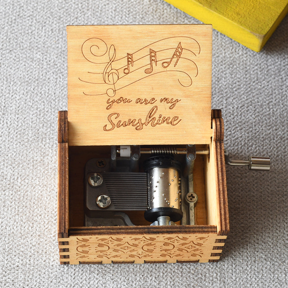 CDIYTOOL Carillon musicale in legno vintage con incisione Can't Help Falling in Love, carillon intagliato a manovella, regalo per gli amici CDIYTOOL Carillon musicale in legno vintage con incisione Can't Help Falling in Love, carillon intagliato a manovella, regalo per gli amici